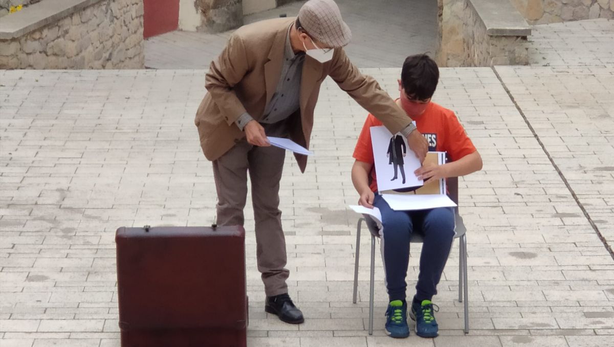 Els Maristes d’Igualada descobreixen una maleta especial