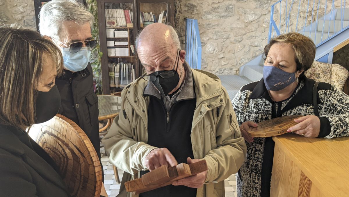 Fusta, pintura i natura a l’exposició d’Enric Mir Fusta, pintura i natura a l’exposició d’Enric Mir